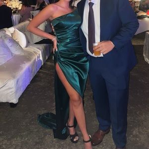 Green Gown by @liastuballoofficial